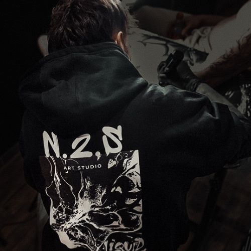 N2S est le fondateur et directeur artistique de la marque